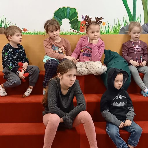Interessiert hören die Kinder zu.